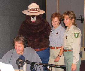 Photo of Jeff Foxworthy, Smokey, and USFS personnel